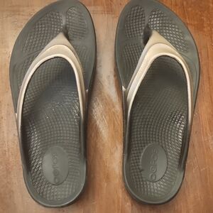 OOFOS Women's Black and Brown Sandals